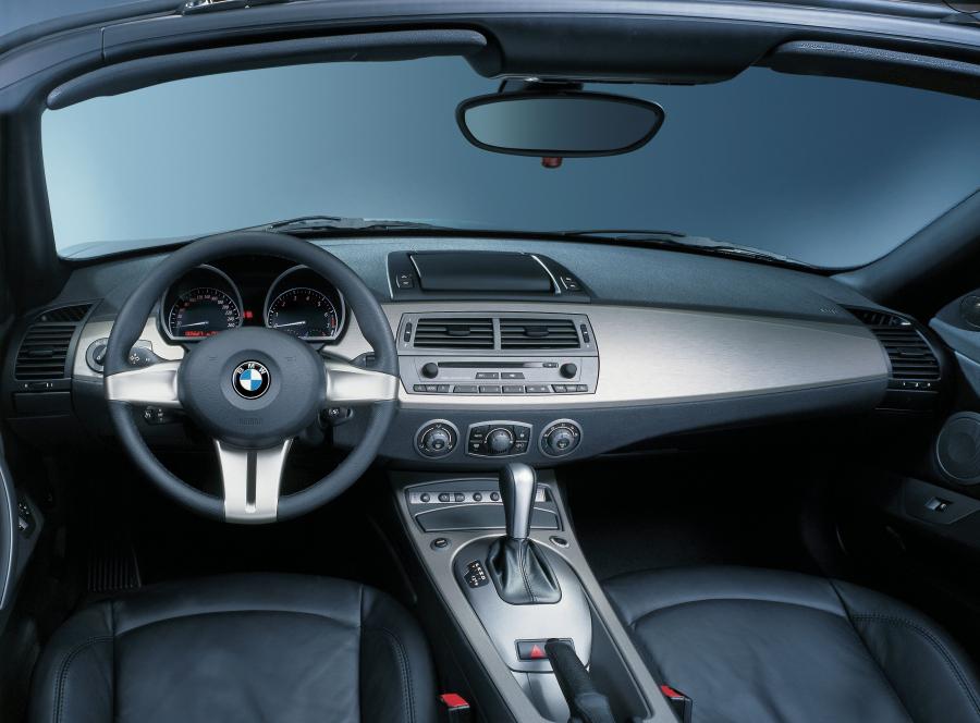 Торпедо BMW Z4 3.0i Roadster (E85) 2002 года  (фото 9 из 28)